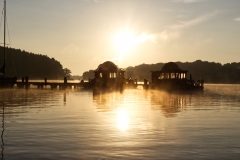 Hausboote bei Sonnenaufgang